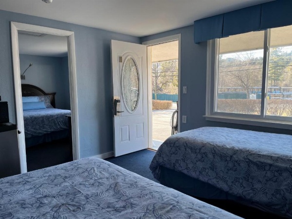 Hitching Post Motel image 7