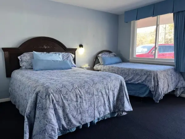 Hitching Post Motel 8